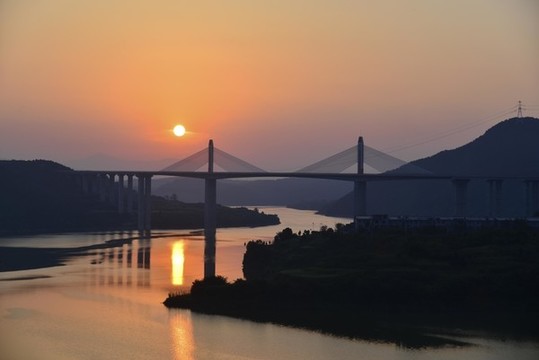 鄖陽(yáng)漢江日出