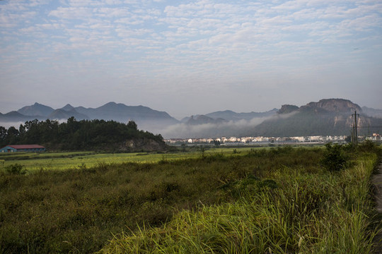 山間早晨