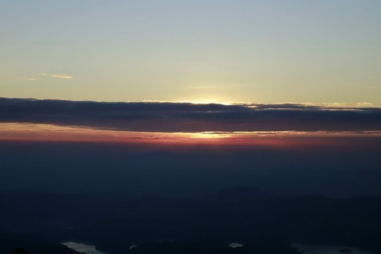 山上夕陽天際線