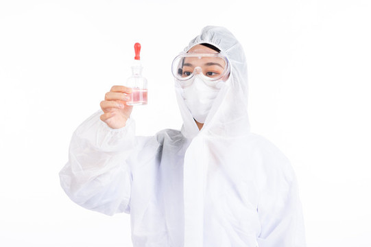 醫(yī)生穿防護服看試管