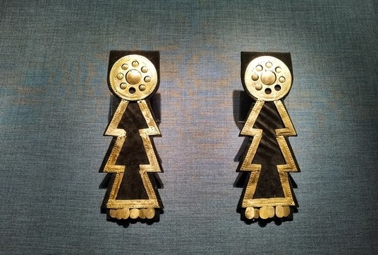 金耳飾一對(duì)