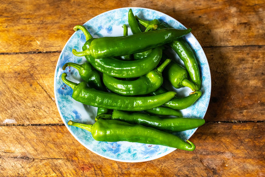 盤子里新鮮的青辣椒