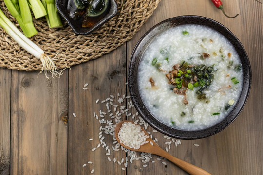 傳統(tǒng)美食皮蛋瘦肉粥