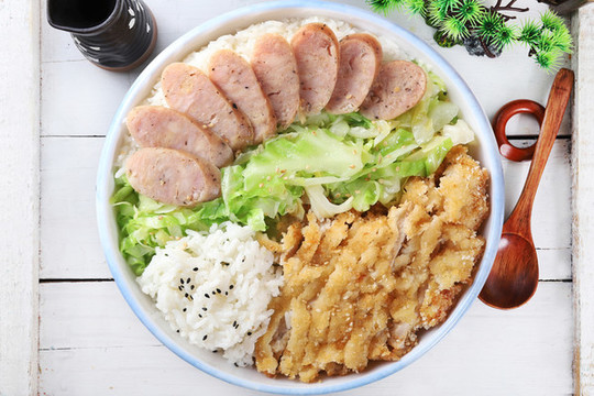 雞排黑椒腸雙拼飯