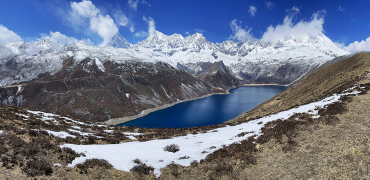 全景西藏藍天下高原湖泊和雪山群