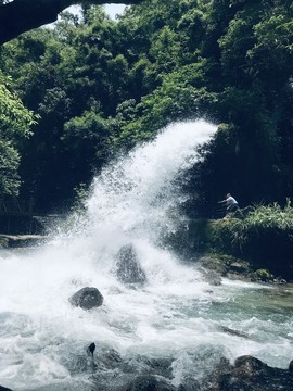 荔波水流湍急的瀑布