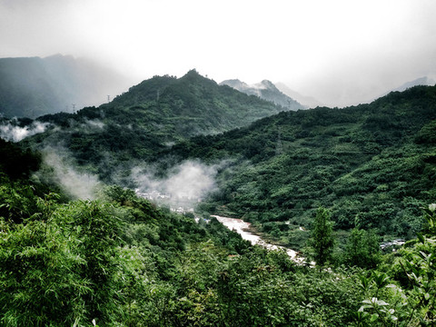 大山云霧飄渺