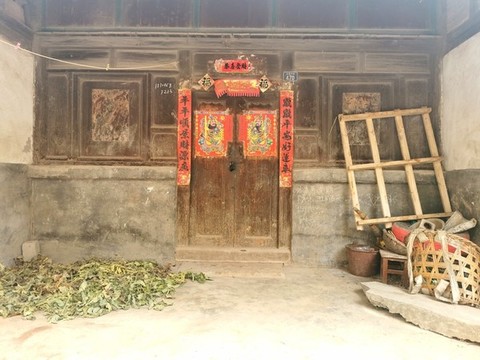 農(nóng)村老房子貼春聯(lián)門神大門老門板