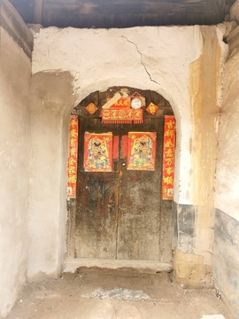 農(nóng)村老房子貼春聯(lián)門神大門老門板