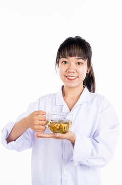 護(hù)士微笑端茶杯
