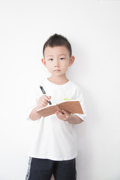 拿著筆記本的東方兒童