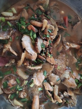 臘肉燉樅菌火鍋