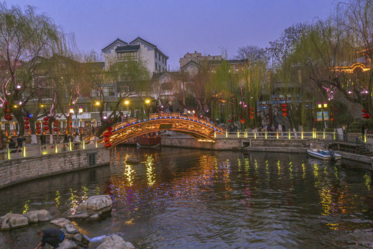 濟(jì)南白石泉夜景