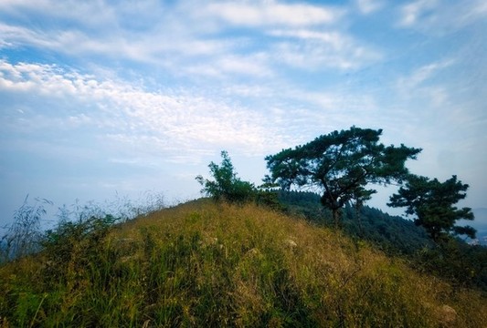 藍天白云山丘