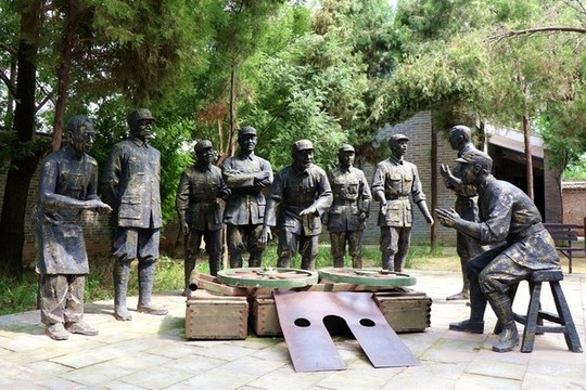我軍兵工史上第一門大炮組裝雕塑