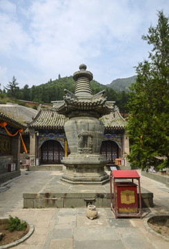 五臺(tái)山龍泉寺岫凈文公墓塔