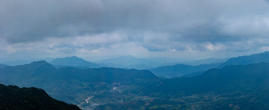藍(lán)色調(diào)群山