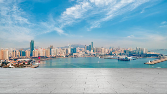 廣場磚地面和青島城市海岸線風(fēng)光