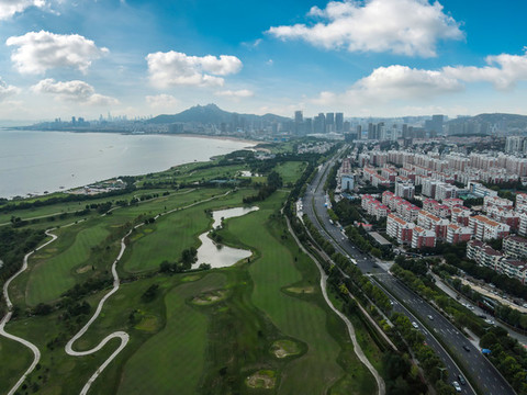 航拍青島嶗山區(qū)海岸線高爾夫球場(chǎng)
