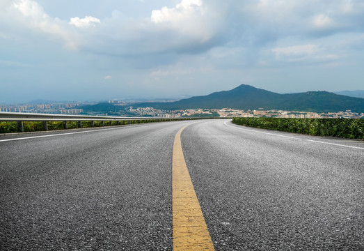 公路彎道和城市景觀