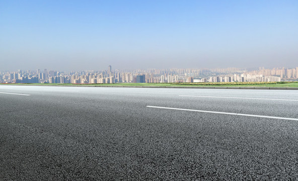 高速公路天際線和城市景觀