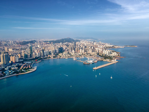 航拍青島海岸線現(xiàn)代建筑