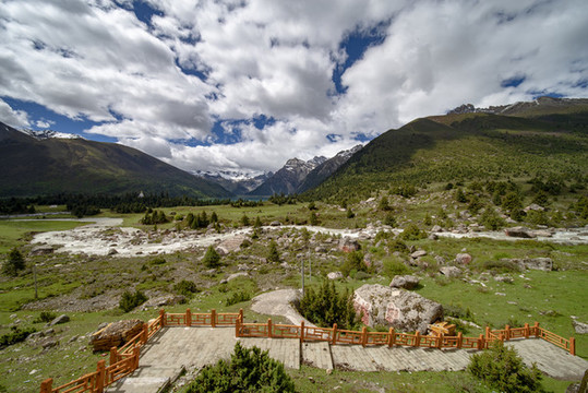 德格甘孜雀兒山新路海美景