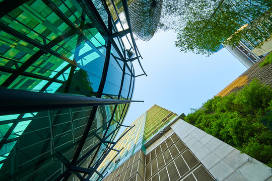 仰拍現代建筑外觀綠色植物同心圓視角攝影照