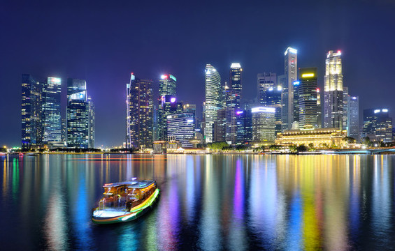 高樓夜景絢麗燈光伴游艇航行海面攝影照