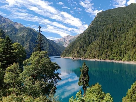 九寨溝長海風景藍天白云青山綠水