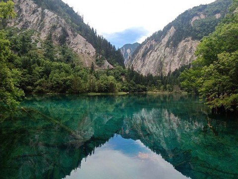 鏡海九寨溝山水風景背景桌面圖