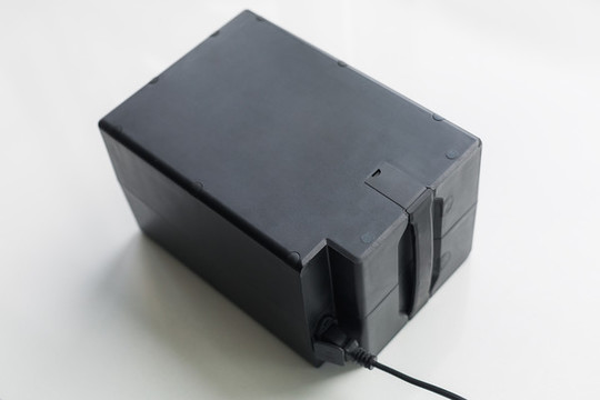 供新能源使用的鋰電池充電設(shè)備
