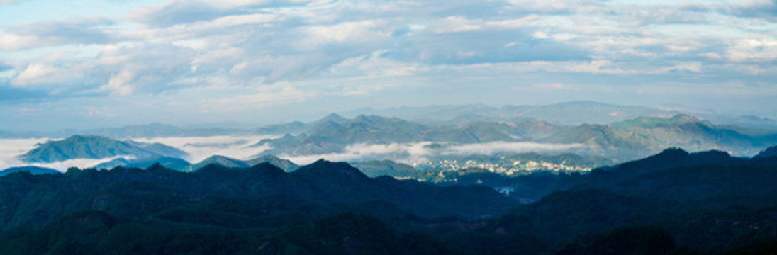 遠(yuǎn)山云海