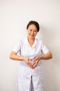 醫(yī)生比愛心手勢