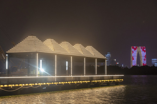 金雞湖東方之門夜景