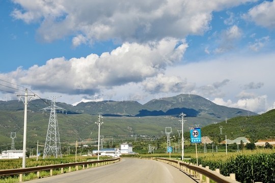 藍(lán)天白云風(fēng)車公路