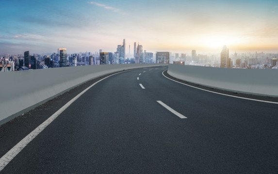 公路彎道和建筑景觀天際線