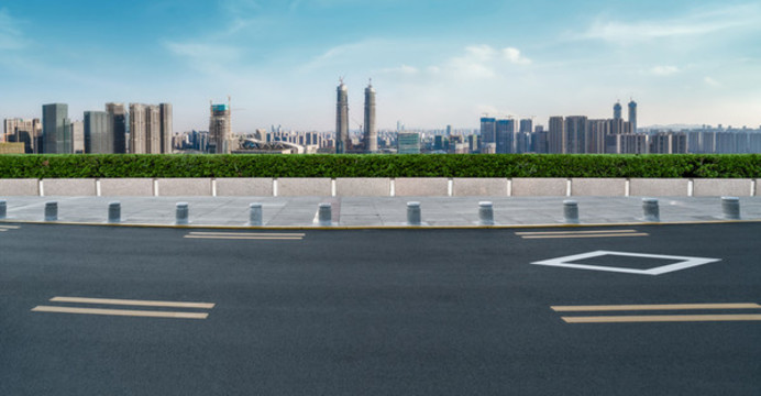 柏油馬路和現(xiàn)代建筑
