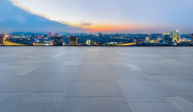 地磚地面和城市夜景