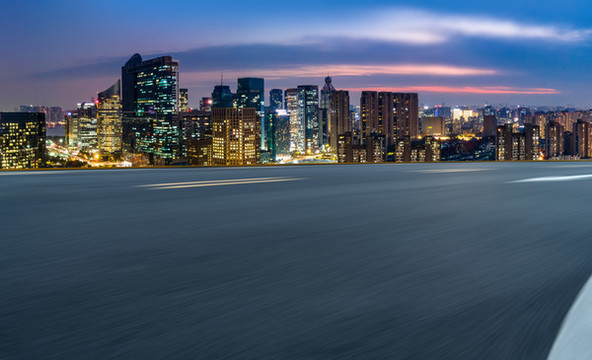 高速公路天際線和城市夜景