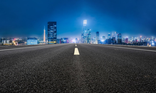前進的道路和城市夜景
