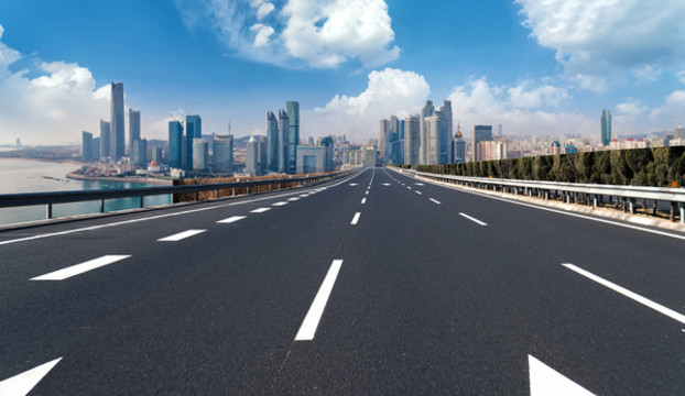 高速公路行車道和建筑景觀