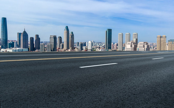 前進(jìn)的道路和建筑群背景