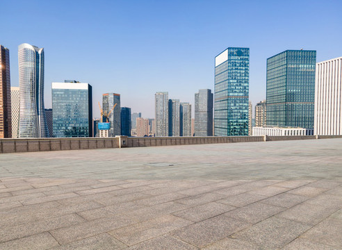 前進的道路和城市現(xiàn)代建筑
