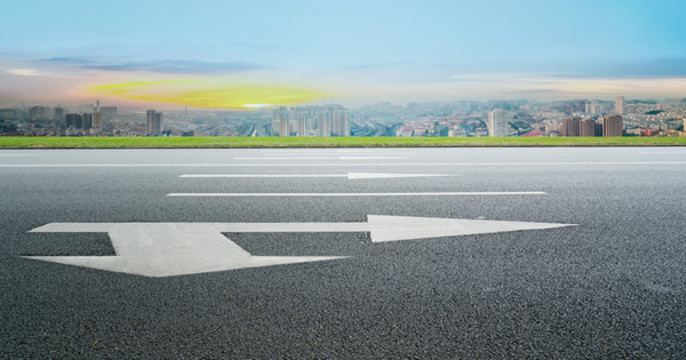 公路行車道和城市景觀