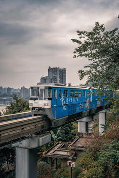 中國(guó)重慶輕軌行駛中的列車