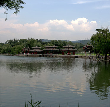 避暑山莊芝徑云堤湖心榭