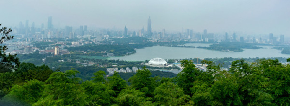 紫金山俯瞰煙雨中南京城