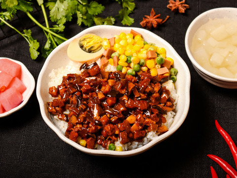鹵肉套飯