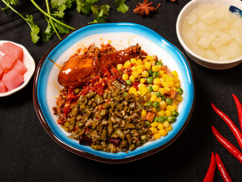 雞腿套飯